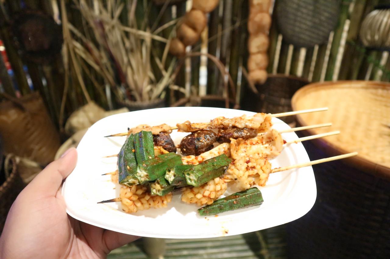 Profile รถเข็น, หาบเร่ ลูกชิ้นปิ้ง ปลาหมึกย่าง น้องใบหม่อน